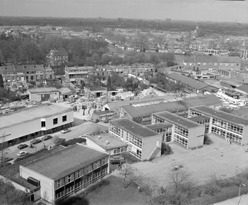 882339 Luchtfoto van het bedrijfsterrein van de Betonwarenfabriek P. W. Waltmann (Leidseweg 97) te Utrecht (boven), uit ...